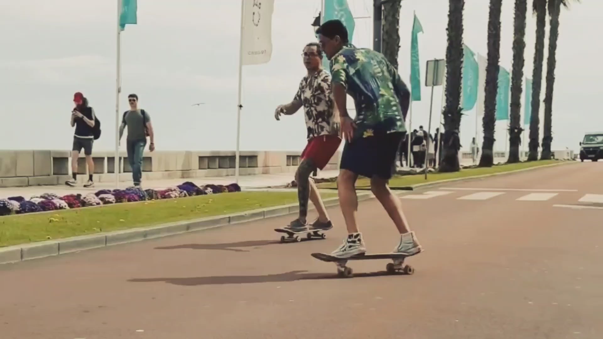 Charger la vidéo : Une vidéo d&#39;ambiance montrant des hommes portant des boxers de bain homme. On les voit faire du skateboard sur le boulevard, jouer au football sur la plage et escalader des rochers tout en s&#39;amusant !